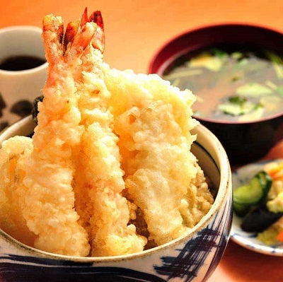 门儿清网：日本购物美食攻略。名古屋车站海鲜天妇罗料理居酒屋餐厅-pichi天名古屋站中央店。【午餐】实惠美味的天妇罗盖浇饭套餐。进公众号【门儿清东瀛控】获取更多信息，还有日本优惠打折券