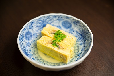 门儿清网：日本购物美食攻略。名古屋-名古屋车站·伏见·荣·锦-御园座-蒲烧鳗鱼盖浇饭·鳗鱼饭三吃·名店-Okafuji-冈富士。名古屋・御園座 - ひつまぶし・鰻料理専門店-鰻う　おか富士。米其林指南爱知･岐阜･三重2019特别版“必比登推介”鳗鱼饭餐厅的分店。鳗鱼鸡蛋卷;鰻巻玉子。进公众号【门儿清东瀛控】获取更多信息，还有日本优惠打折券