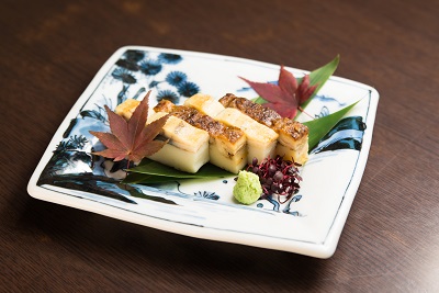 门儿清网：日本购物美食攻略。名古屋-名古屋车站·伏见·荣·锦-御园座-蒲烧鳗鱼盖浇饭·鳗鱼饭三吃·名店-Okafuji-冈富士。名古屋・御園座 - ひつまぶし・鰻料理専門店-鰻う　おか富士。米其林指南爱知･岐阜･三重2019特别版“必比登推介”鳗鱼饭餐厅的分店。烤鳗鱼配鱼糕;うなぎの枕。进公众号【门儿清东瀛控】获取更多信息，还有日本优惠打折券