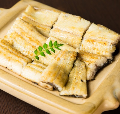门儿清网：日本购物美食攻略。名古屋-名古屋车站·伏见·荣·锦-御园座-蒲烧鳗鱼盖浇饭·鳗鱼饭三吃·名店-Okafuji-冈富士。名古屋・御園座 - ひつまぶし・鰻料理専門店-鰻う　おか富士。米其林指南爱知･岐阜･三重2019特别版“必比登推介”鳗鱼饭餐厅的分店。白烧鳗鱼;うなぎの白焼き。进公众号【门儿清东瀛控】获取更多信息，还有日本优惠打折券