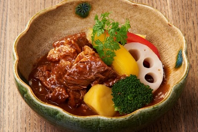 门儿清网：日本购物美食攻略。大阪-日本特色甜品甜点咖啡餐厅-Mamezo&Cafe 中之岛店。甘味処　マメゾウアンドカフェ 大丸神户百货店。西式炖牛腩套餐。进公众号【门儿清东瀛控】获取更多信息，还有日本优惠打折券
