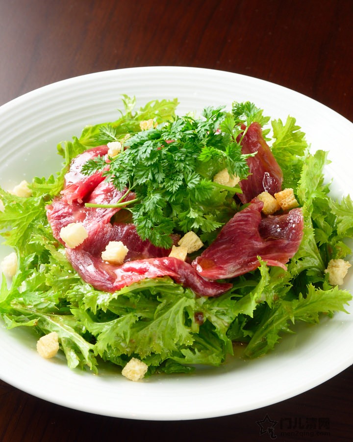 熟成牛肉与生火腿的香草沙拉【熟成肉と生ハムと香草のサラダ】